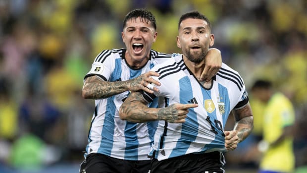 Impresionante cabezazo de Nicolás Otamendi.